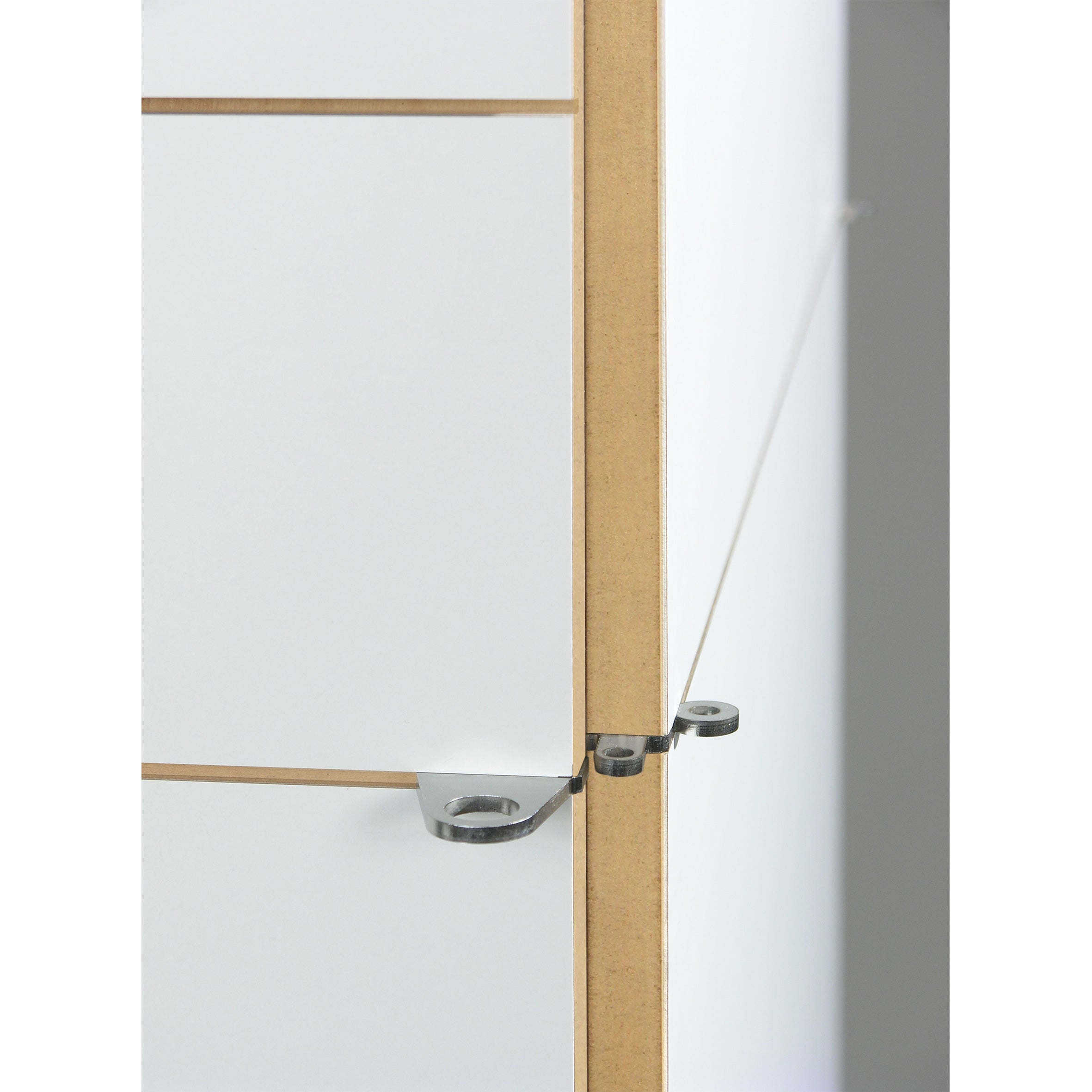 Close-up of a white wooden K1 Storage panel by Moormann, featuring a metal bracket. A thin wire extends out of the frame, complementing the light brown edges and horizontal lines that emphasize its sleek design.