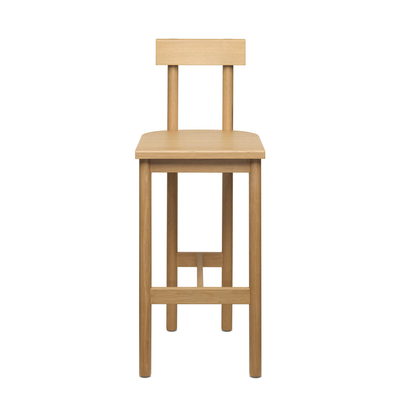 The SX02 GAMAR BARSTOOL by E15, made from European oak, features a minimalist design with a straight backrest and four legs. Its light wood finish is beautifully showcased against a white background, highlighting the creativity of Spacon & X.