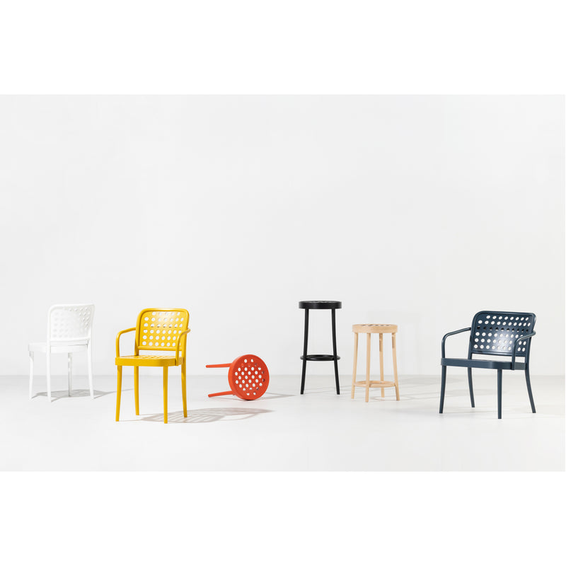 Six TON Chair 822 pieces are arranged against a plain white backdrop, exuding Scandinavian minimalism. They come in white, yellow, red (lying on its side), black, natural wood, and blue, featuring solid and perforated designs that highlight the beauty of manual wood-bending technology.