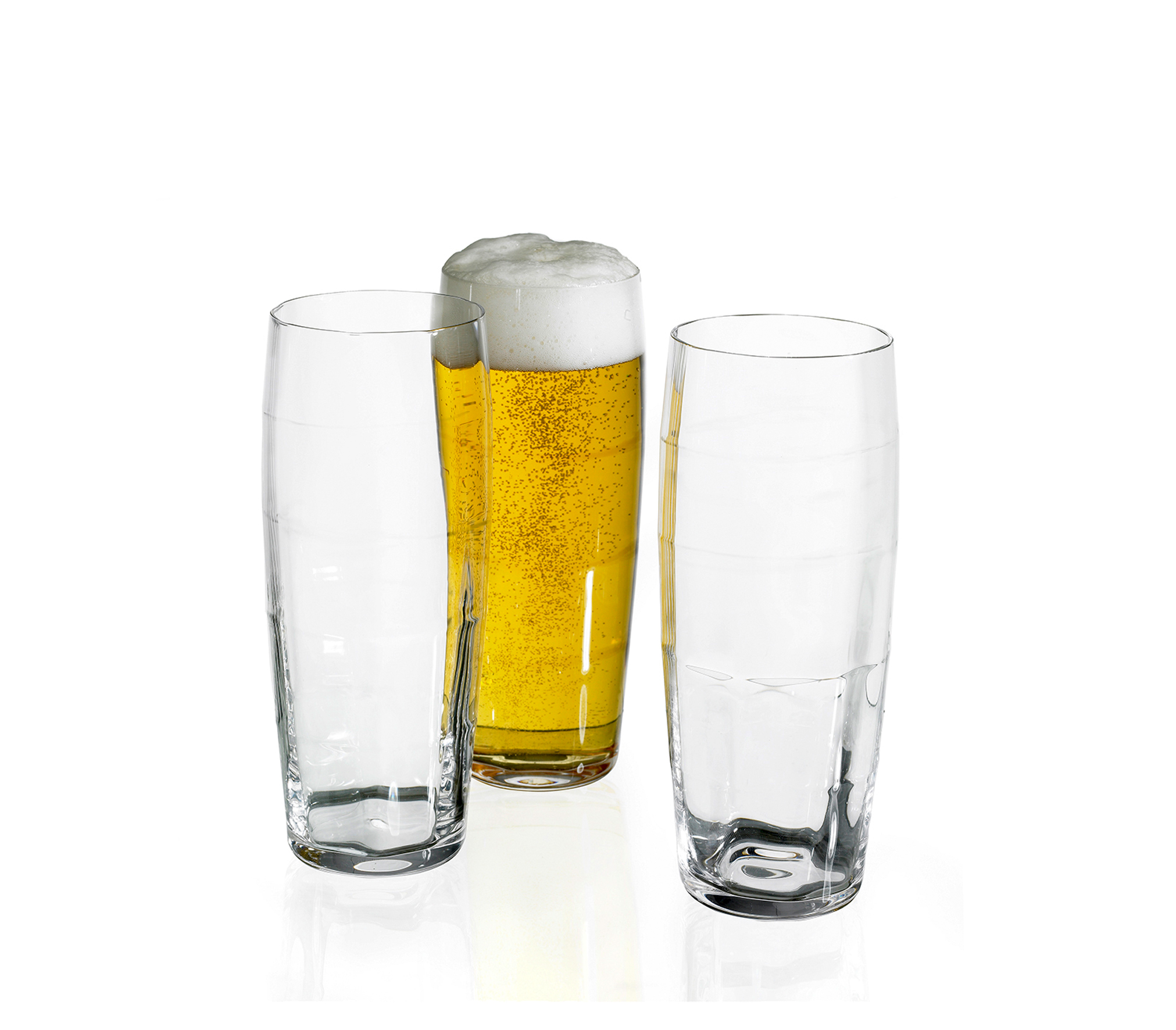 Against a white backdrop, three glasses crafted from mouth-blown lead-free crystal appear. The optic beer tumblers on the sides are empty, while the center glass—a Lobmeyr Wiener Stutzen—is elegantly filled with beer and topped with a foamy head.